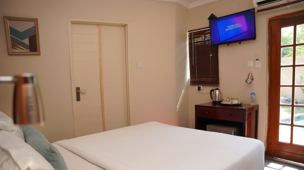 standard-room-gaborone-06.jpg