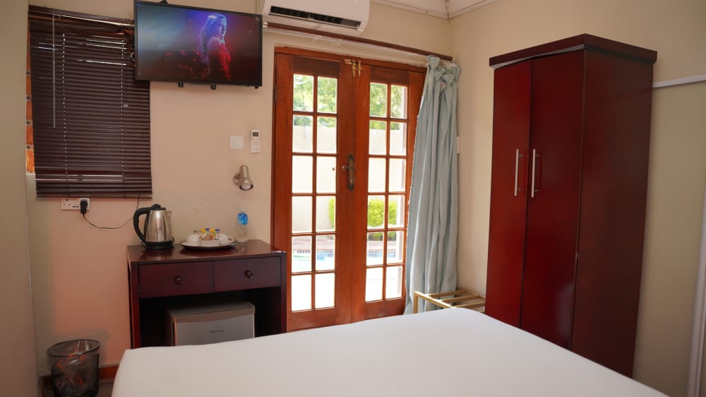 standard-room-gaborone-07.jpg